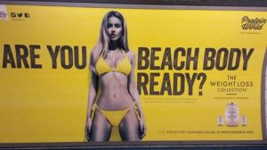 Anúncio de empresas de suplementos exibido em estações de metrô de Londres
